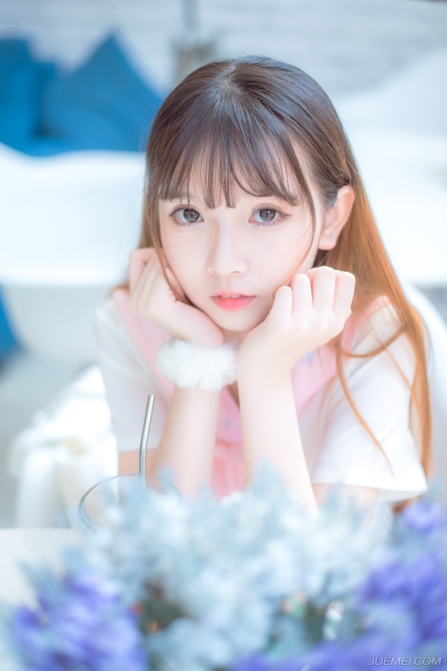 有一天友谊和爱情碰见。爱情问友谊：世上有我了，为什么还要有你的存在？友谊笑着说：爱情会让人们流泪，而友谊的存在就是帮人们擦干眼泪。朋友就是：偶尔会为你忧虑给你关心替你懆心想你开心逗你开心请你放心。
